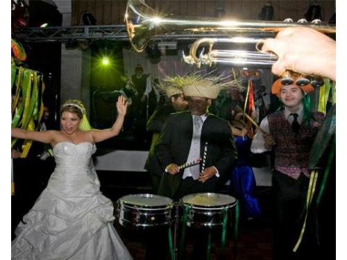 Bailando la batucada Bailando la batucada